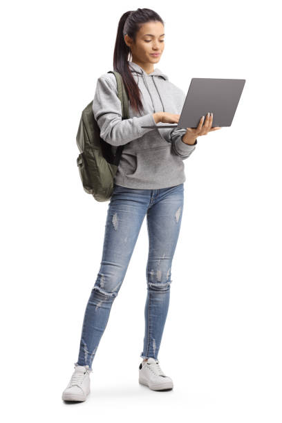 studentessa in piedi e digitatrice su un laptop - smart casual women full length casual foto e immagini stock