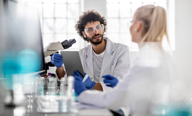 scienziati che lavorano in laboratorio - trainee computer medical student student foto e immagini stock