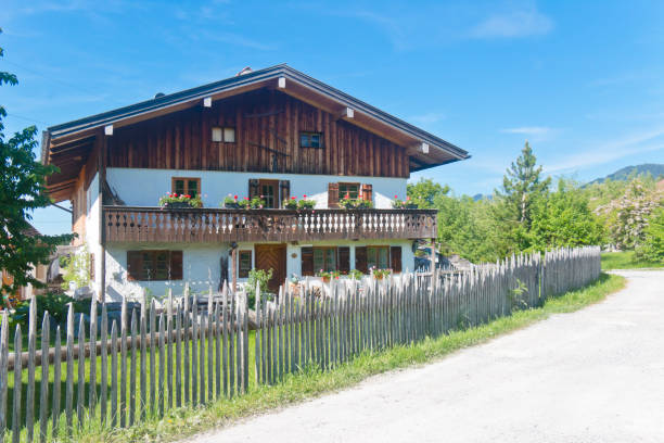 typical bavarian farmhouse in the bavarian alps - european alps mountain house bavaria imagens e fotografias de stock