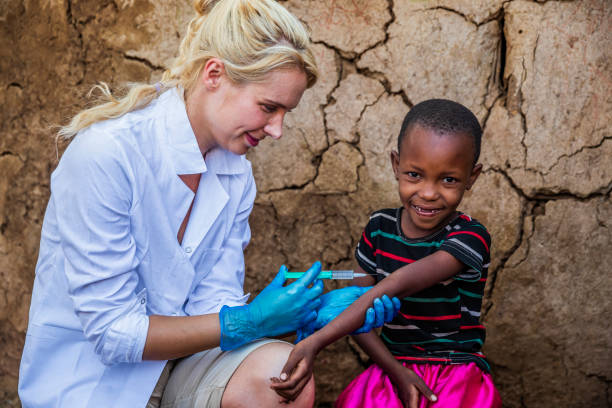 医師は小さな村、ケニアの小さなアフリカの女の子に注射をしています - little girls vaccination child caucasian ストックフォトと画像