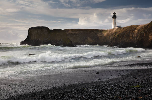 yaquina headland leuchtturm und wellen - newport oregon stock-fotos und bilder