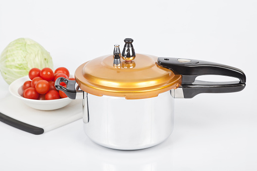 Closed pressure cooker; lid with safety valves