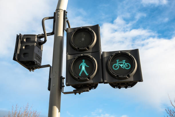 feux de circulation pour piétons et cyclistes et ciel bleu - bicycle sign symbol bicycle lane photos et images de collection