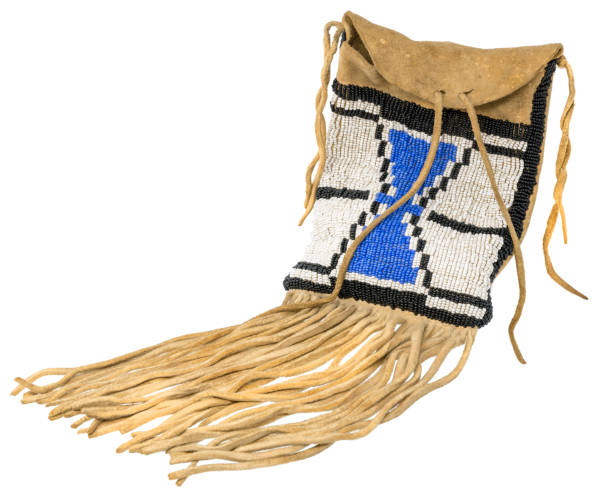 北米インディアンのバッグ。カラフルなガラスビーズとレザーコードで刺繍されたディアスキンから作られています - north american tribal culture photography color image horizontal ストックフォトと画像