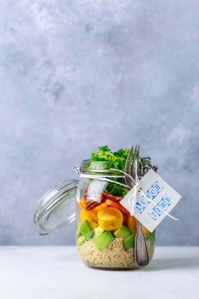 キヌアと野菜のガラス瓶の自家製サラダ、ラベルランチタイムはプラスチックなし、コンセプトを取り除く - globe amaranth ストックフォトと画像