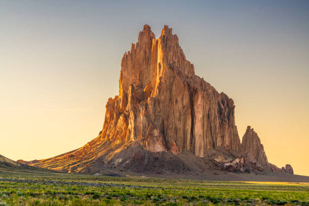 shiprock, novo méxico, eua no shiprock - formação rochosa - fotografias e filmes do acervo