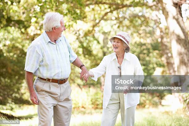 Altes Paar Walking Im Park Stockfoto und mehr Bilder von Gehen - Gehen, Hausgarten, 60-69 Jahre