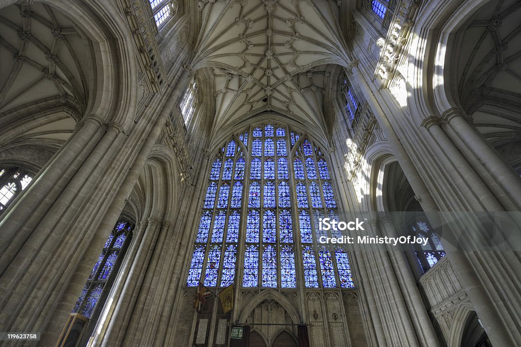 Cattedrale di finestra - Foto stock royalty-free di Architettura