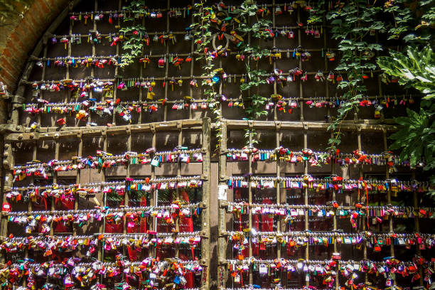 migliaia di serrature d'amore alla porta di casa di giulietta a verona - travel juliets balcony balcony europe foto e immagini stock