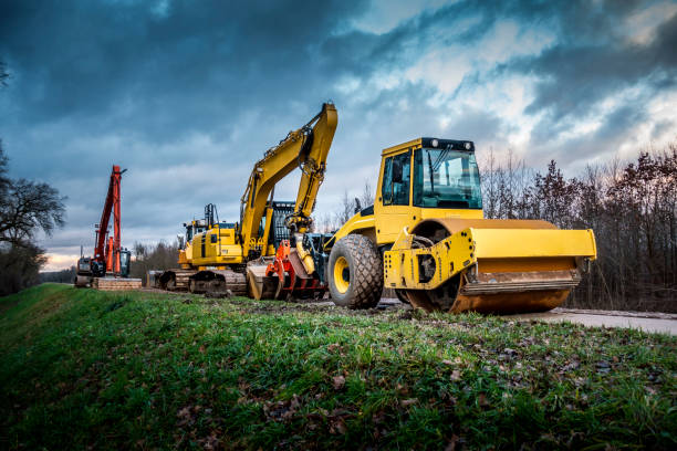 экскаватор и дорожный ролик на стройплощадке - industrial equipment steamroller construction vehicle construction equipment стоковые фото и изображения