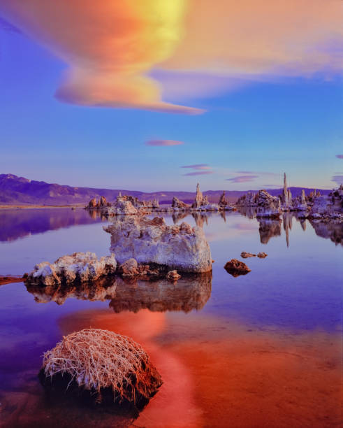 Mono Lake Tufa State Natural Reserve ,CA A SUNSET SKY WITH CLOUDS ABOVE THE TUFAS AT MONO LAKE, LEE VINING, CALIF. Mono Lake stock pictures, royalty-free photos & images