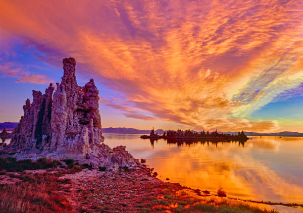 Mono Lake Tufa State Natural Reserve ,CA (P) A SUNSET SKY WITH CLOUDS ABOVE THE TUFAS AT MONO LAKE, LEE VINING, CALIF. Mono Lake stock pictures, royalty-free photos & images