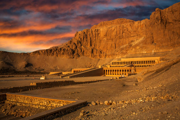 วัดฮัทชซุต (hatshpsut temple) ที่มีท้องฟ้ามีสีสัน, ลักซอร์, อียิปต์ - temples of karnak ภาพสต็อก ภาพถ่ายและรูปภาพปลอดค่าลิขสิทธิ์