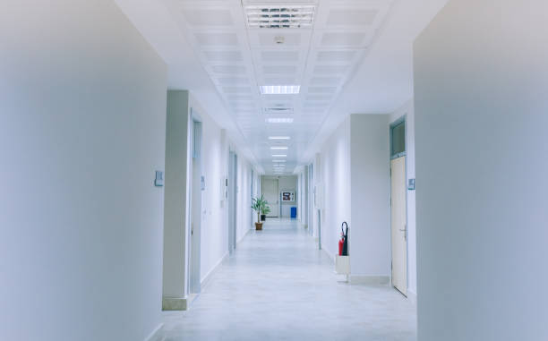 hospital, escuela, universidad u oficina pasillo habitación vacía. - corridor entrance hall door wall fotografías e imágenes de stock