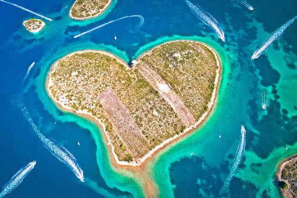 l'île en forme de coeur de galesnjak dans la vue aérienne d'archipel de zadar - city of zadar photos et images de collection