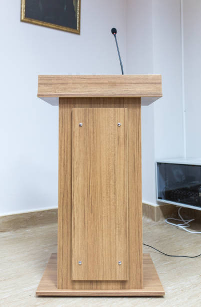 stand et microphone en bois de discours dans la salle de conférence - press conference microphone seminar table photos et images de collection