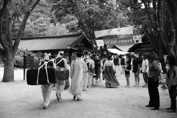 boda tradicional coreana en el pueblo folclórico coreano - boda coreana fotografías e imágenes de stock
