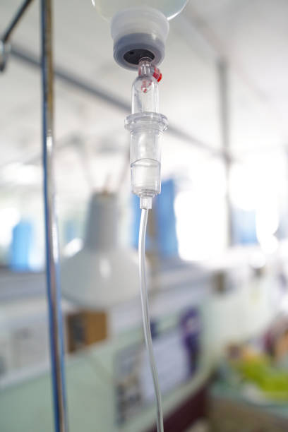 intravenous infusion of normal saline in the hospital ward - iv drip chemotherapy drug bag intensive care unit imagens e fotografias de stock