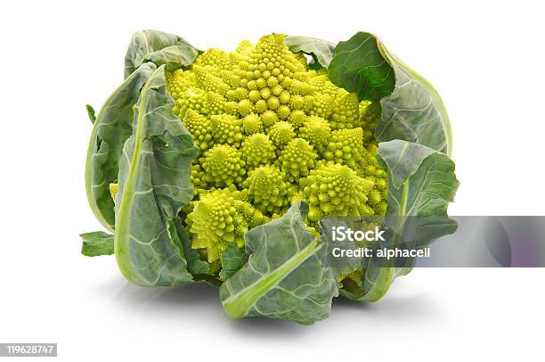 Cavolo Broccolo Romanesco Isolato - Fotografie stock e altre immagini di Alimentazione sana - Alimentazione sana, Ambientazione tranquilla, Broccolo