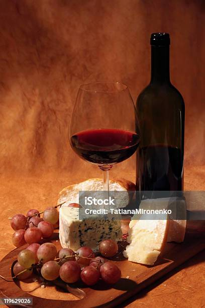 Rotwein Käse Und Weintrauben Stockfoto und mehr Bilder von Alkoholisches Getränk - Alkoholisches Getränk, Altertümlich, Aperitif