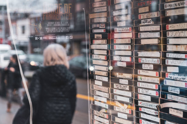 ułożone taśmy vhs - roncesvalles ave. - toronto - ontario - kanada - dvd stack cd movie zdjęcia i obrazy z banku zdjęć