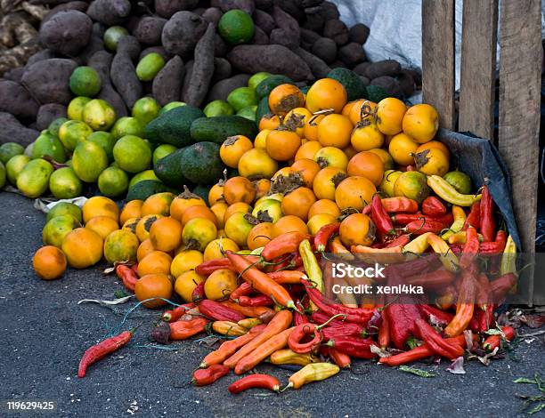 Photo libre de droit de Fruits Et Légumes Au Marché Local En Amérique Du Sud banque d'images et plus d'images libres de droit de Agriculture