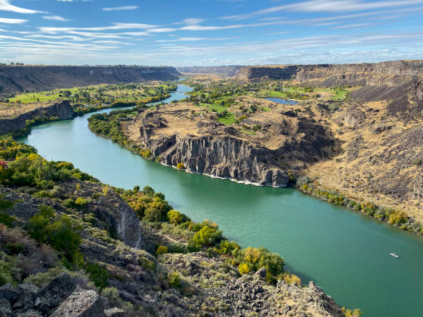Snake River and the Snake River Canyon which cuts deeply into the surrounding plain. Below Twin Falls, Idaho, USA.