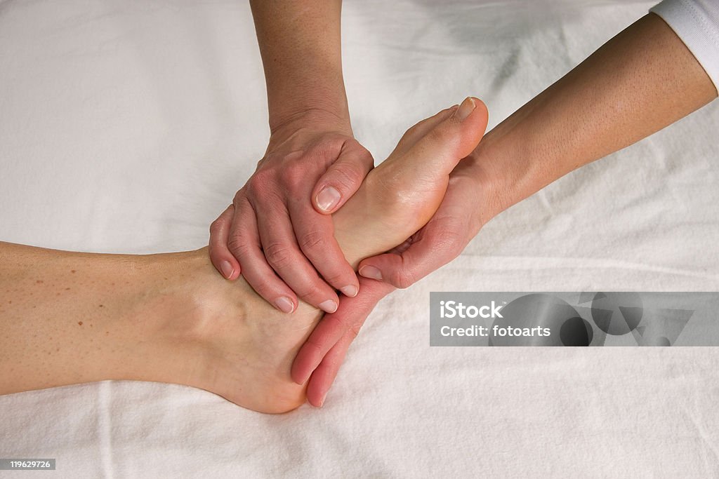 Masaje de pies - Foto de stock de Mujer bella libre de derechos