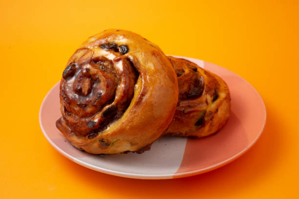 cinnamon bun swirled with raisins - pastry danish pastry bread pastry crust imagens e fotografias de stock