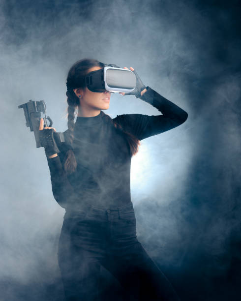 mujer sosteniendo una pistola con gafas vr - gun women handgun armed forces fotografías e imágenes de stock
