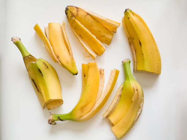 바나나 껍질 고립 된 흰색 배경 - banana bunch yellow healthy lifestyle 뉴스 사진 이미지