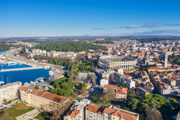 eine luftaufnahme von pula mit amphitheater und hafen, istrien, kroatien - amphitheater pula stock-fotos und bilder