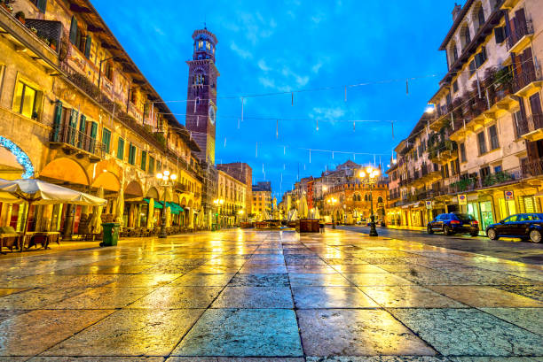 piazza delle erbe, werona, włochy - torre dei lamberti zdjęcia i obrazy z banku zdjęć