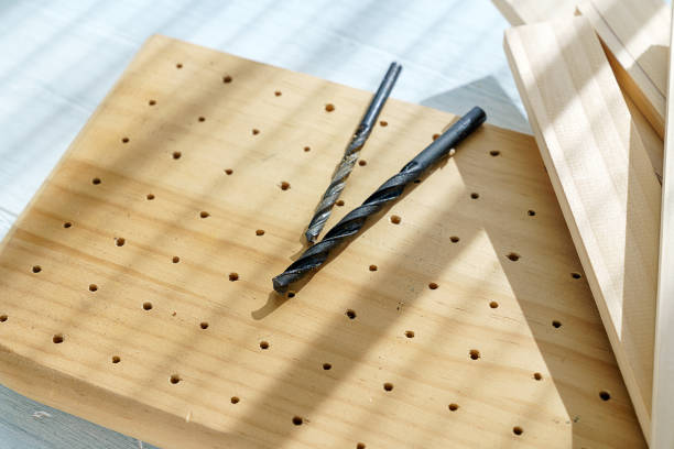 drill bits on wooden table - drill bit fotos imagens e fotografias de stock