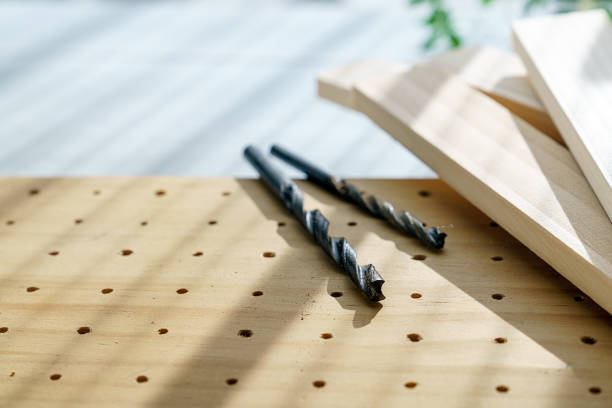 drill bits on wooden table - drill bit fotos imagens e fotografias de stock