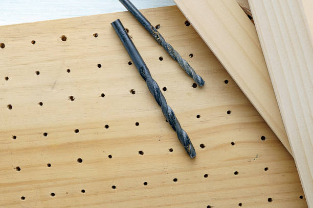 drill bits on wooden table - drill bit fotos imagens e fotografias de stock