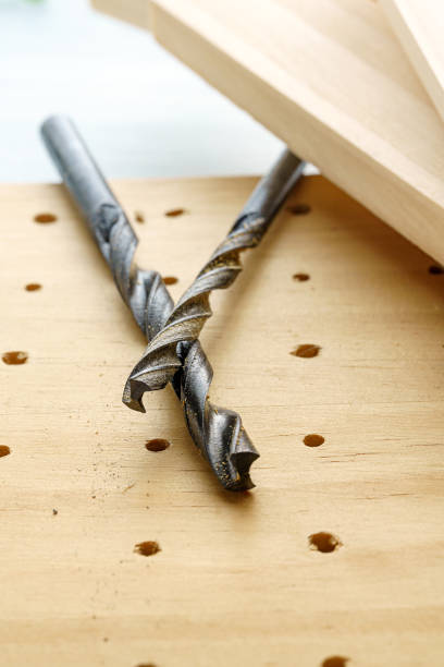 drill bits on wooden table - drill bit fotos imagens e fotografias de stock