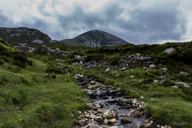 patrząc na croagh patrick - croagh patrick zdjęcia i obrazy z banku zdjęć