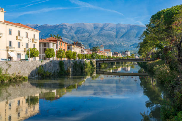 la ville de sora par un matin ensoleillé. province de frosinone, lazio, italie. - lazio photos et images de collection