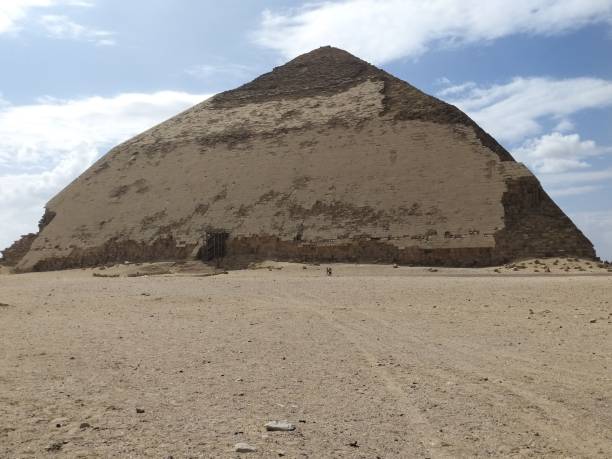 piramide piegata, una delle piramidi più antiche d'egitto - snofru foto e immagini stock