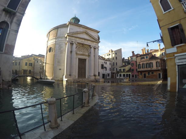 agua alta en venecia - acqua alta fotografías e imágenes de stock