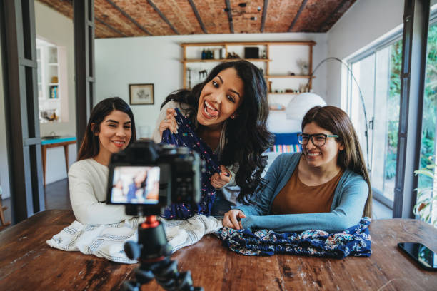 três mulheres adultas novas que vlogging junto - women home video camera camera vitality - fotografias e filmes do acervo