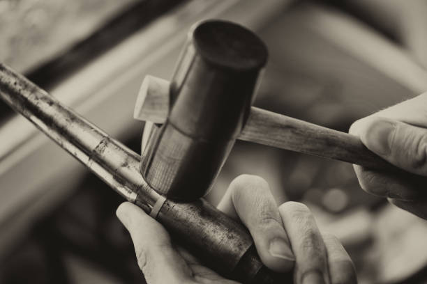 goldsmith working on unfinished ring with his hammer - close up shiny merchandise rough imagens e fotografias de stock