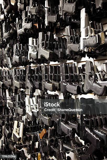 Parede De Armas - Fotografias de stock e mais imagens de Arma de Fogo - Arma de Fogo, Revólver, Coleção