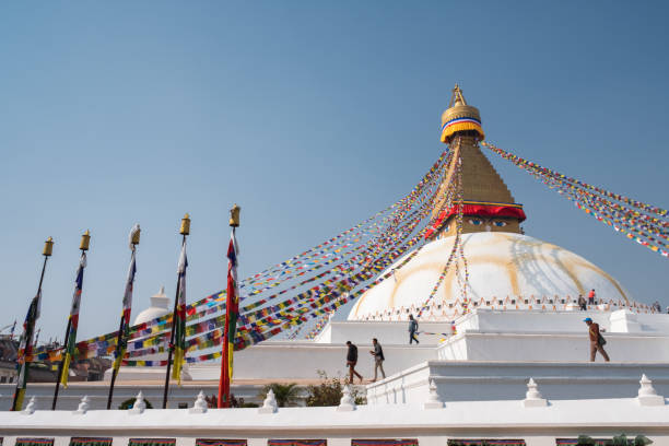 люди ходят по ступах буднатх. катманду, непал. декабрь 2018 г. - bodnath stupa kathmandu stupa flag стоковые фото и изображения