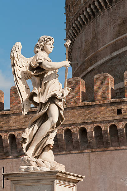 天使の像とカイメンにポンテ sant'angelo - angel ponte sant angelo statue castel santangelo ストックフォトと画像