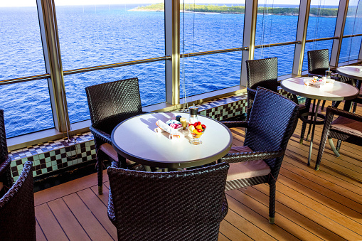 Restaurante Buffet a bordo del crucero abstracto de lujo photo