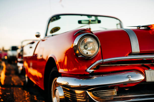 część czerwonego klasycznego samochodu z lat 50., w hawanie, kuba, zbliżenie - cuba cuban culture car collectors car zdjęcia i obrazy z banku zdjęć