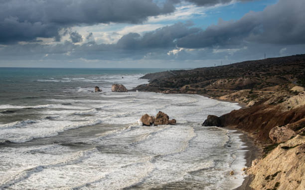 岩場の沿岸で嵐の天候の間に風の波と海景 - cyprus paphos storm sea ストックフォトと画像