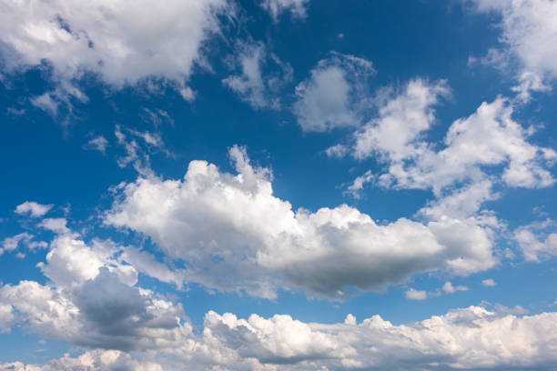 kuvapankkikuvat ja rojaltivapaat kuvat aiheesta kaunis sininen taivas valkoisilla monilla pilvillä - stratocumulus